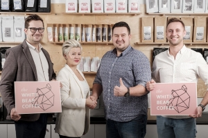Na zdjęciu przypieczętowanie spółki uściskiem ręki. W środku po lewej Urszula Olechno z Koku Sushi, po prawej Marcin Zalewski z Mobilnego Baristy.